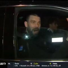 Marc salió del pabellón chocando las manos con los fans desde el coche