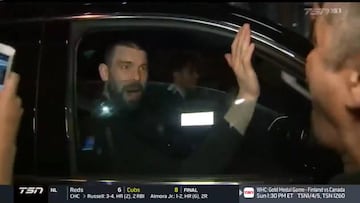 Marc salió del pabellón chocando las manos con los fans desde el coche