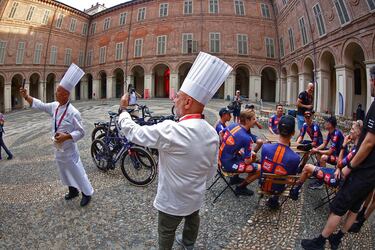 Turín acoge la salida de la 80ª edición de La Vuelta, que a su vez celebra este año su 90 aniversario. La capital de la Región del Piamonte respiró ciclismo y nadie quiso perder la oportunidad de acercarse a los corredores, ni siquiera dos de los cocineros de la carrera, que se fotografiaron con los ciclistas del equipo holandés Picnic PostNL.