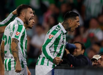 Los jugadores del Real Betis celebran el 1-0.