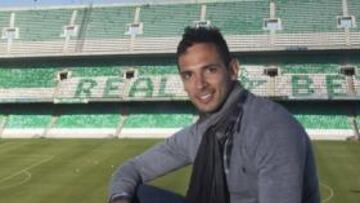 <b>DE GALA. </b>Santa Cruz posa en el Benito Villamarín, que esta noche estará prácticamente lleno.