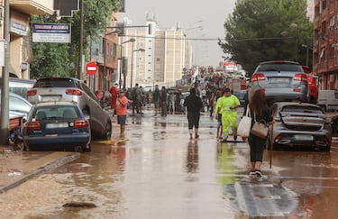 Vehículos destrozados tras el paso de la DANA por el barrio de La Torre de Valencia, a 30 de octubre de 2024, en Valencia, Comunidad Valenciana (España).