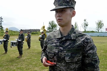 La estrella del conjunto inglés Son Heung-min se encuentra desde el 20 de abril realizando la formación militar en el cuerpo de los marines de su país (Corea del Sur).
