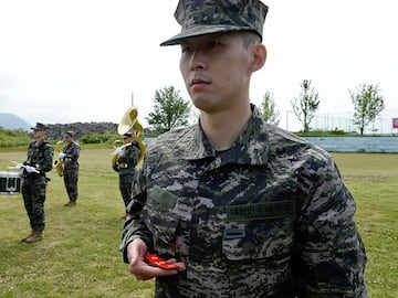 La estrella del conjunto inglés Son Heung-min se encuentra desde el 20 de abril realizando la formación militar en el cuerpo de los marines de su país (Corea del Sur).
