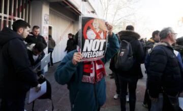 Las protestas de la afición de Rayo contra el fichaje de Zozulya y Martín Presa