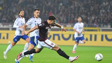 Turin (Italy), 25/10/2024.- Torino's Che Adams (C) in action during the Italian Serie A soccer match Torino FC vs Como at the Olimpico Grande Torino Stadium in Turin, Italy, 25 October 2024. (Italia) EFE/EPA/ALESSANDRO DI MARCO