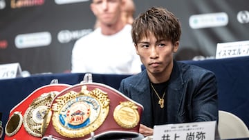 Naoya Inoue con sus cinturones en la rueda de prensa.