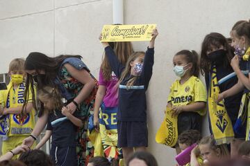 El pueblo de Vila-real se echó a la calle para celebrar con su equipo el título de la Europa League.