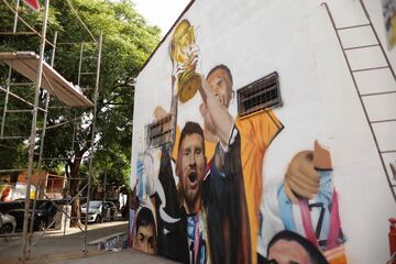 Está situado en el barrio de Palermo, en Buenos Aires. La obra, de unos seis metros de alto y cinco de ancho, ha sido realizada por el artista Maximiliano Bagnasco. En el mural aparece Messi levantando la Copa del Mundo junto al Dibu Martínez, Paulo Dybala y Rodrigo De Paul.