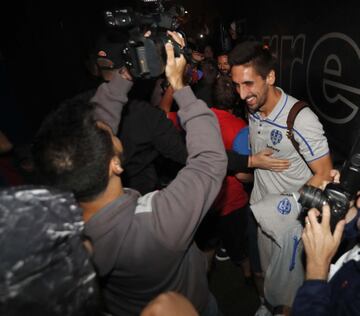 El Levante ha sido recibido con honores por los seguidores a su llegada a Valencia tras la victoria ante el Real Madrid en el Bernabéu. En la foto, Oier Olazabal.