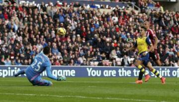 El delantero chileno Alexis Sánchez superando la resistencia de Vito Mannone y anotando su primer gol de la tarde.