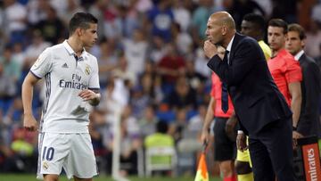 James Rodr&iacute;guez junto a Zinedine Zidane en un partido del Real Madrid.