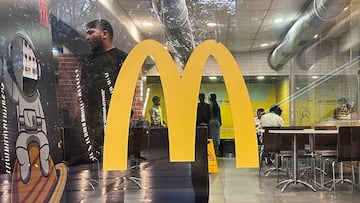 FILE PHOTO: People dine inside a McDonald's restaurant in Mumbai, India, February 26, 2024. REUTERS/Francis Mascarenhas/File Photo