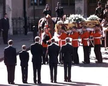 Guillermo y Enrique tenían 15 y 12 años cuando falleció su madre.