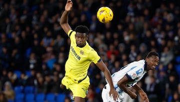SAN SEBASTIÁN, 23/02/2024.- El defensa del Villarreal Yerson Mosquera (i) cabecea un balón ante Sadiq Umar, de la Real Sociedad, durante el partido de Liga que Real Sociedad y Villarreal CF disputan este viernes en el Reale Arena, en San Sebastián. EFE/Juan Herrero