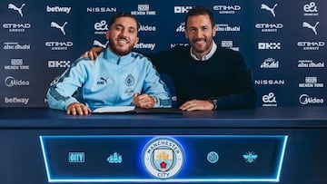 Rayan Cherki posa junto al director deportivo Hugo Viana en su presentación como nuevo jugador del Manchester City.