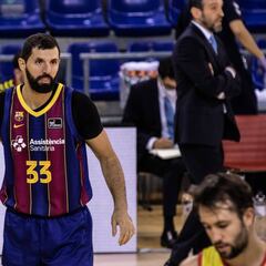 Y Mirotic bajó de la grada para ayudar y ganar