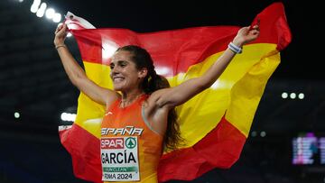 Marta García, feliz con la bandera de España.