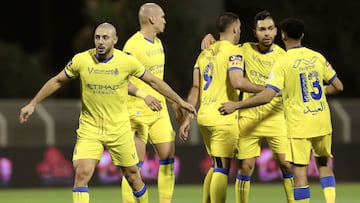 Al Bahah (Saudi Arabia), 14/05/2021.- Al-Nassr&#039;s player Nordin Amrabat (L) celebrates with teammates after scoring a goal during the Saudi Professional League soccer match between Al-Ain and Al-Nassr at King Saud Sports City, in Al Bahah, Saudi Arabi