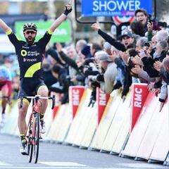 Cousin se aprovecha de Politt para ganar el pulso al pelotón