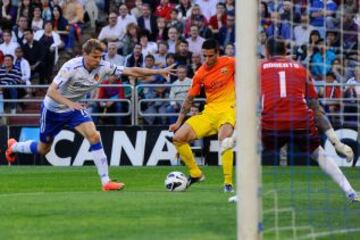 Tello controla el bal&oacute;n en el &aacute;rea y marca el 0-3 del Barcelona.