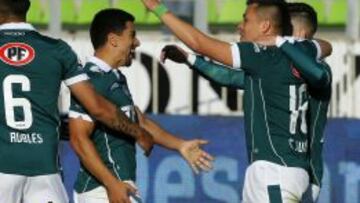 David Pizarro y Carlos Mu&ntilde;oz celebran la apertura de la cuenta ante Uni&oacute;n La Calera. 