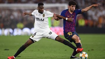 Carles Aleñá pugna un balón con Geoffrey Kondogbia durante la final de la Copa del Rey entre Barcelona y Valencia en el Estadio Benito Villamarín.
