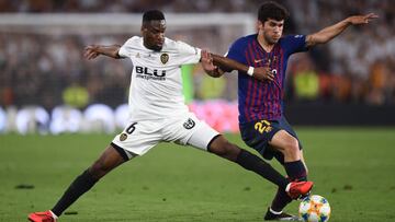 Carles Ale&ntilde;&aacute; pugna un bal&oacute;n con Geoffrey Kondogbia durante la final de la Copa del Rey entre Barcelona y Valencia en el Estadio Benito Villamar&iacute;n.