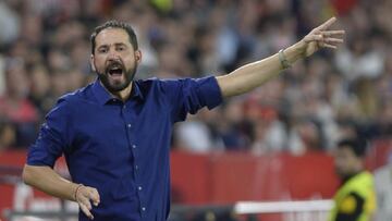 Machín dirige al Sevilla en el partido ante el Getafe.