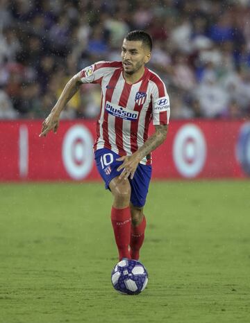 Apuntan desde Italia que el Milán ofrece 38 millones y el Atlético quiere, o 50, o 43 y un porcentaje de la venta futura. Desde Madrid la historia es otra: a los rojiblancos no les ha llegado oferta formal. Y mientras eso no suceda, Correa no se mueve.