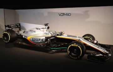 El mejicano Sergio Perez y el francés Esteban Ocon, pilotos titulares de Force India, presentaron el nuevo VJM10 para la temporada 2017.