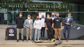 Foto de familia de representantes de las instituciones y riders en la presentación del Extreme Barcelona 2021, en el Museu Olímpic i de l'Esport de Barcelona, con una mini ramp montada para la ocasión.
