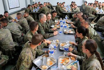 El Rey Felipe y la Princesa Leonor charlando durante el almuerzo con el resto de alumnos. 