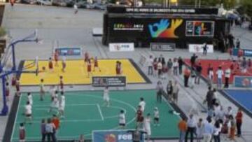 <b>EL CAMIÓN. </b>Al fondo, el enorme vehículo que acogerá la exhibición.