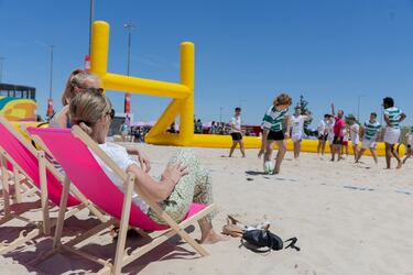 Zonas habilitadas para tomar el sol mientras se puede ver un partido de rugby playa. 
