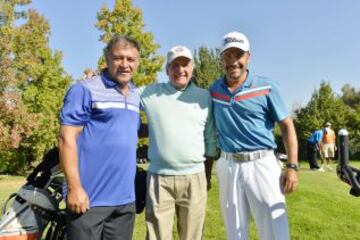 Claudio Borghi se relaja jugando golf junto al cantante Douglas y al golfista Juan Cerda.