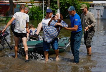 Evacuación de residentes de un área inundada tras el colapso de la represa de Nova Kakhovka en el curso del conflicto entre Rusia y Ucrania, en la ciudad de Hola Prystan en la región de Jersón.