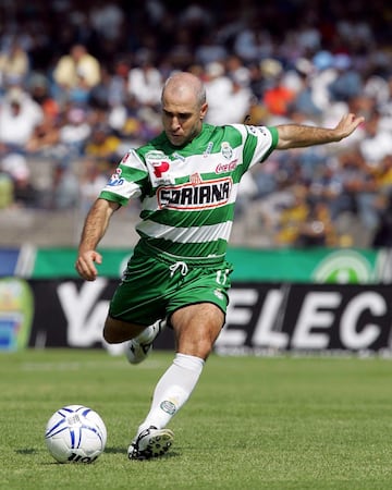 El famoso "Pony" llegó a la liga mexicana para formar parte del Puebla en la temporada 1994/1995. El mediocampista chileno causó impacto de manera inmediata y pasó a Toros Neza. No obstante, su mejor momento lo vivió con Santos Laguna, equipo con el que ganó un título de liga y se convirtió en el máximo asistente.