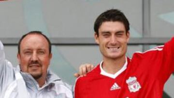 <b>A LAS ORDENES DE RAFA.</b> El extremo español Albert Riera, fue presentado como nuevo fichaje del Liverpool, y aseguró que ahora es "mejor" jugador que cuando militó, como cedido, para el Manchester City, hace tres temporadas.