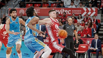 ZARAGOZA, 10/01/2026.- El escolta de Casademont Zaragoza, Joaquín Rodriguez (d), con el balón ante el pivot francés de Gran Canaria, Louis Labeyrie, durante el encuentro correspondiente a la fase regular de la Liga Endesa que disputan hoy sábado en el pabellón Príncipe Felipe de Zaragoza. EFE / JAVIER BELVER.