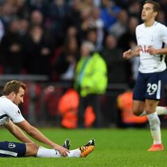 Alarma en el Tottenham: Kane se fue lesionado en el 87’