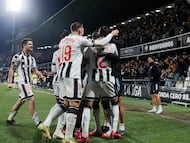 Los jugadores del Castellón celebran un gol.