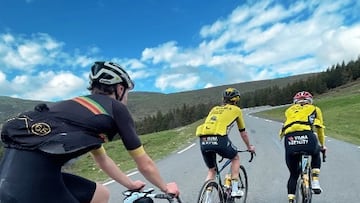 El ciclista amateur francés Paul Capelle rueda junto a Jonas Vingegaard en la subida a Hautacam en los Pirineos.