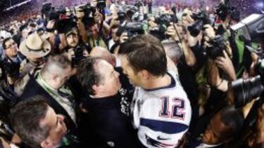 Bill Belichick y Tom Brady se abrazan tras conquistar su cuarta Super Bowl. Ellos son los únicos que quedan en New England desde su primer título frente a los Rams.