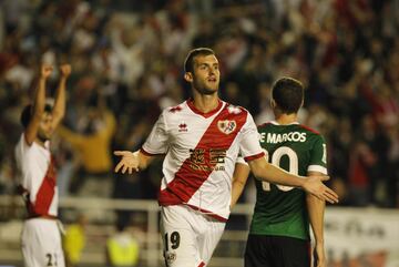 Nacido en Santos, Brasil, comenzó a jugar al fútbol en Portuguesa Santista, junto a Neymar. Leo se incorporó a las categorías inferiores del Rayo Vallecano en la temporada 2008-09 con apenas 16 años.Estuvo en el club madrileño hasta el 2013. En el Betis estuvo la temporada 13/14. 
