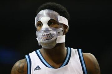 Jarvis Garrett jugador de baloncesto de los Rhode Island Rams con una máscara protectora que le cubre toda la cara.