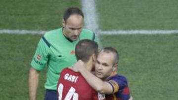 Gabi e Iniesta se saludan antes de un partido entre Atlético de Madrid y Barcelona.