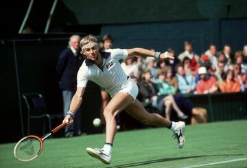 El astro de Estocolmo fue el cuarto número uno de la historia del ranking, que empezó en 1973, tras Nastase, Newcombe y Connors. Se estrenó el 23 de agosto de 1977 durante una sola semana, pero después repitió éxito en cinco periodos más, antes de que le desbancara el pujante John McEnroe, con quien protagonizó batallas míticas. Su carrera fue corta (se retiró 11 años después de hacerse profesional) y aunque reapareció entre 1991 y 1993, por eso no acabó más arriba en el ranking histórico.