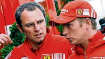<b>PREOCUPADO. </b>Domenicali con Raikkonen, campeón de 2007.