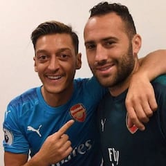 Mesut Özil mete a David Ospina en su equipo ideal